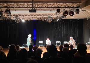 Humaniści Karskiego na spektaklu "Lekkomyślna siostra" w Domu Kultury 502