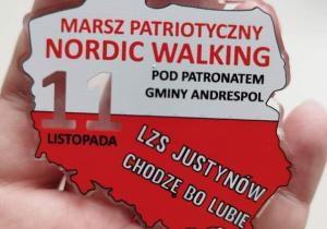 Marsz Patriotyczny Nordic Walking w Justynowie z udziałem uczniów Karskiego