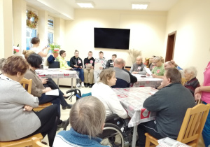Spotkanie patriotyczne z pensjonariuszami Dziennego Domu Pomocy w Wiśniowej Górze