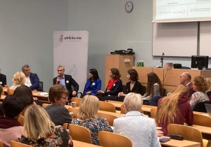 Wojewódzka debata o ocenianiu z udziałem uczennic Karskiego