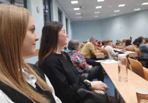 Wojewódzka debata o ocenianiu z udziałem uczennic Karskiego