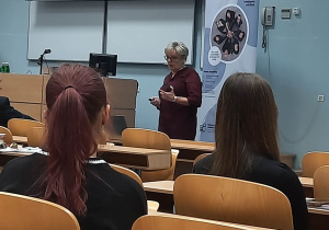 Wojewódzka debata o ocenianiu z udziałem uczennic Karskiego