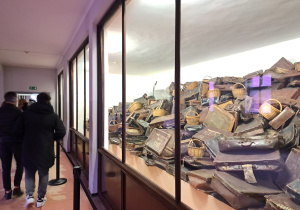 Uczniowie Karskiego w Państwowym Muzeum Auschwitz-Birkenau.