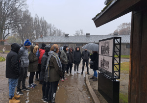 Uczniowie Karskiego w Państwowym Muzeum Auschwitz-Birkenau.