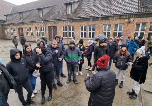 Uczniowie Karskiego w Państwowym Muzeum Auschwitz-Birkenau.
