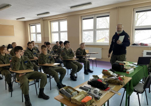 Pierwsza pomoc z instruktorem medycyny pola walki.