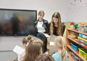 Licealiści czytają przedszkolakom
