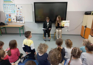 Licealiści czytają przedszkolakom