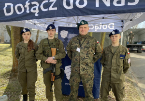 Uczniowie Karskiego w Wojskowych Targach Służby i Pracy