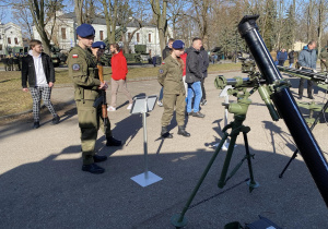 Uczniowie Karskiego w Wojskowych Targach Służby i Pracy