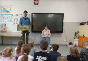 Licealiści czytają przedszkolakom