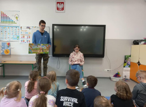 Licealiści czytają przedszkolakom