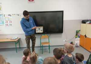 Licealiści czytają przedszkolakom