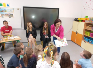 Licealiści czytają przedszkolakom