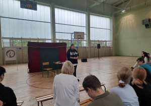 Spektakl profilaktyczny krakowskiego teatru "Maska" pt. "Ta ostatnia impreza"