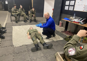 Udział mundurowych w zajęciach pod nazwą "Miejskie strategie obronne".