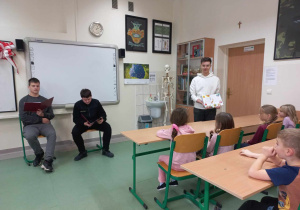 Licealiści czytają przedszkolakom