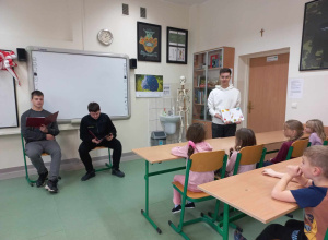 Licealiści czytają przedszkolakom