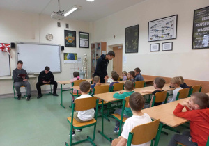 Licealiści czytają przedszkolakom
