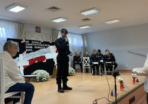 Mundurowi w DPS w Wiśniowej Górze