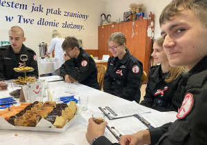 Mundurowi w DPS w Wiśniowej Górze