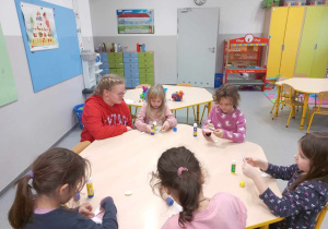 Licealiści czytają przedszkolakom