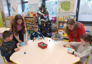 Licealiści czytają przedszkolakom