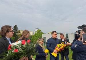Złożenie kwiatów pod pomnikiem-ławeczką Karskiego w Centrum Dialogu.