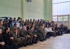Uroczystość z okazji Święta Edukacji Narodowej w sali gimnastycznej liceum