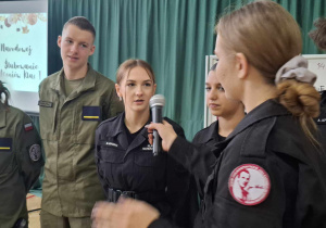 Uroczystość z okazji Święta Edukacji Narodowej w sali gimnastycznej liceum