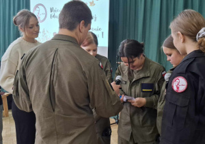 Uroczystość z okazji Święta Edukacji Narodowej w sali gimnastycznej liceum