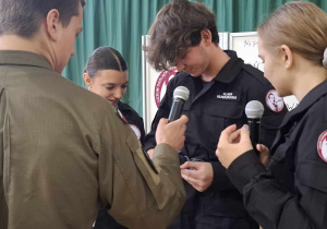 Uroczystość z okazji Święta Edukacji Narodowej w sali gimnastycznej liceum