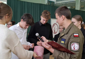 Uroczystość z okazji Święta Edukacji Narodowej w sali gimnastycznej liceum