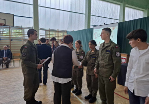 Uroczystość z okazji Święta Edukacji Narodowej w sali gimnastycznej liceum