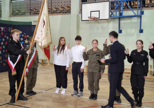 Uroczystość z okazji Święta Edukacji Narodowej w sali gimnastycznej liceum