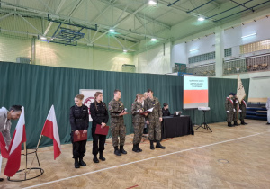 Narodowe Święto Niepodległości w Karskim. Szkoła do Hymnu.