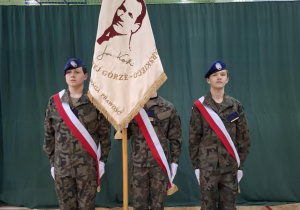 Narodowe Święto Niepodległości w Karskim. Szkoła do Hymnu.