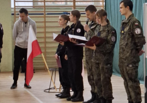 Narodowe Święto Niepodległości w Karskim. Szkoła do Hymnu.