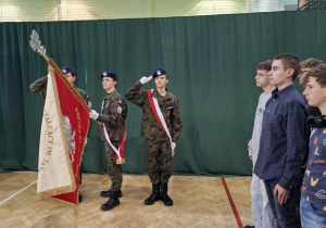 Narodowe Święto Niepodległości w Karskim. Szkoła do Hymnu.