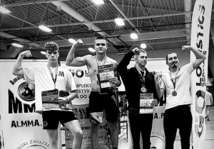 Adam Tosik na podium w w zawodach European Cup of Amateur MMA