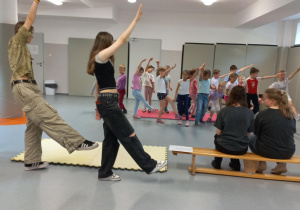 Licealiści czytają przedszkolakom