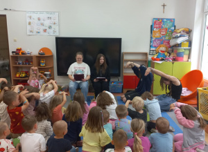 Licealiści czytają przedszkolakom