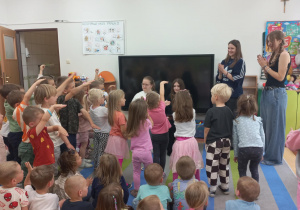 Licealiści czytają przedszkolakom