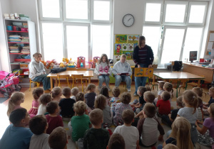 Licealiści czytają przedszkolakom