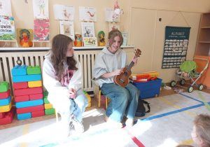 Licealiści czytają przedszkolakom