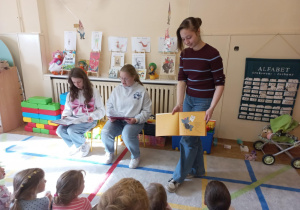 Licealiści czytają przedszkolakom