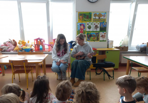 Licealiści czytają przedszkolakom
