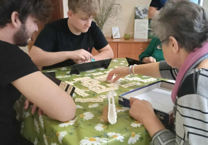 Uczniowie Karskiego na jesiennej herbatce w DDPS w Wiśniowej Górze