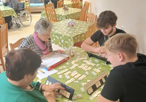 Uczniowie Karskiego na jesiennej herbatce w DDPS w Wiśniowej Górze