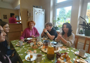 Uczniowie Karskiego na jesiennej herbatce w DDPS w Wiśniowej Górze